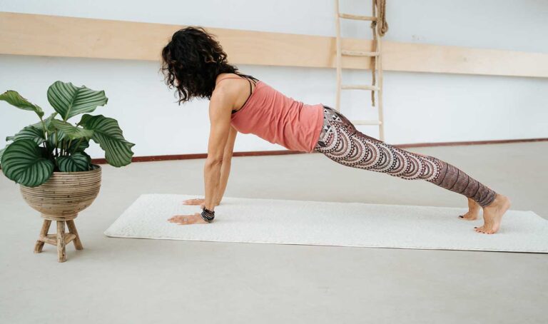 Karin in een yoga houding