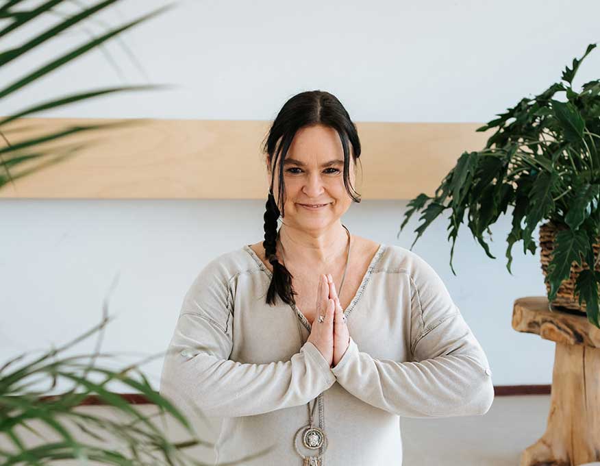 Yogadocent die lacht in de camera