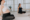 Twee zwangere vrouwen in yoga houding